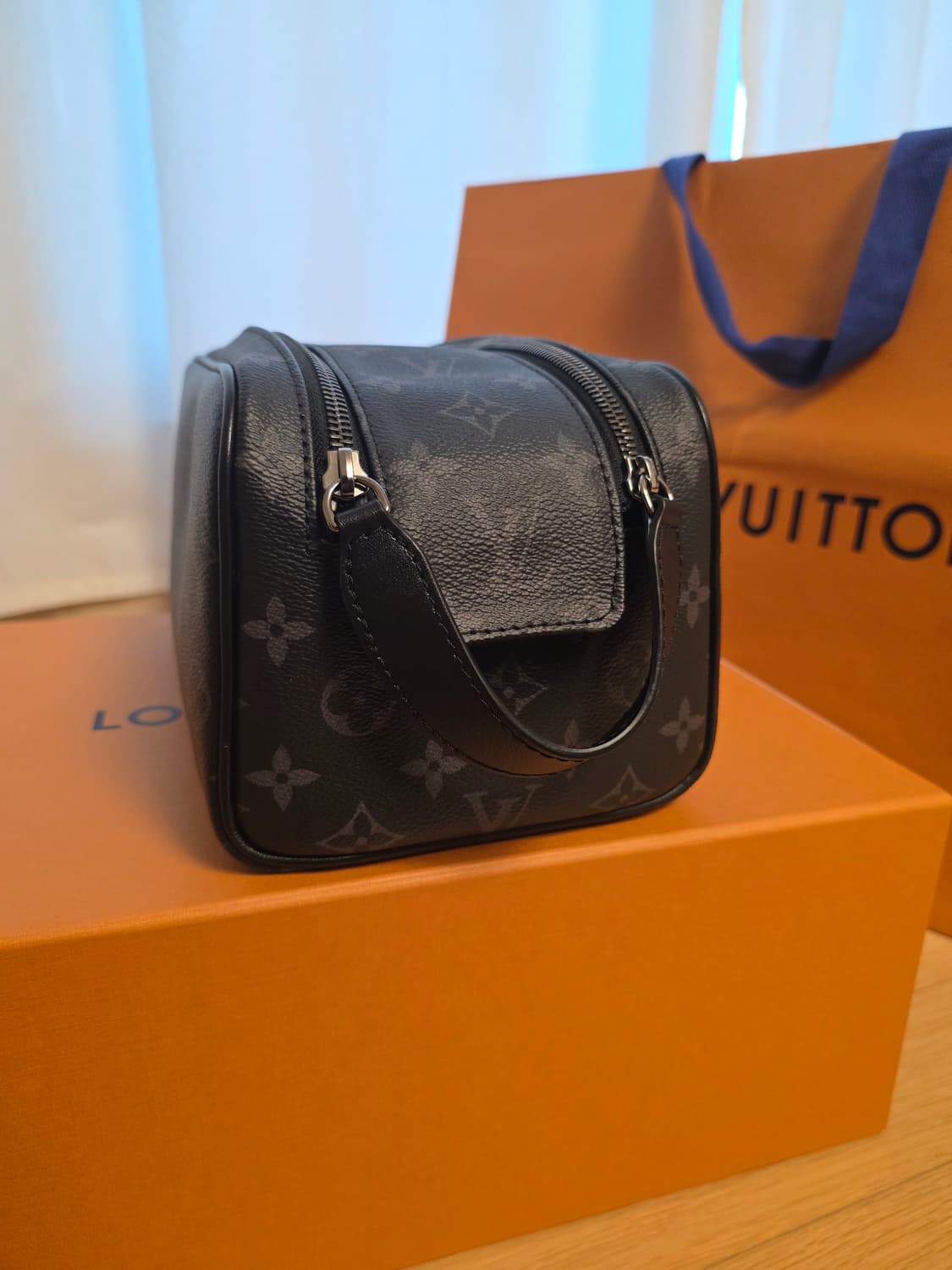 [25년] 루이비통 돕키트 토일렛 파우치 클러치 모노그램 이클립스 상품이미지2