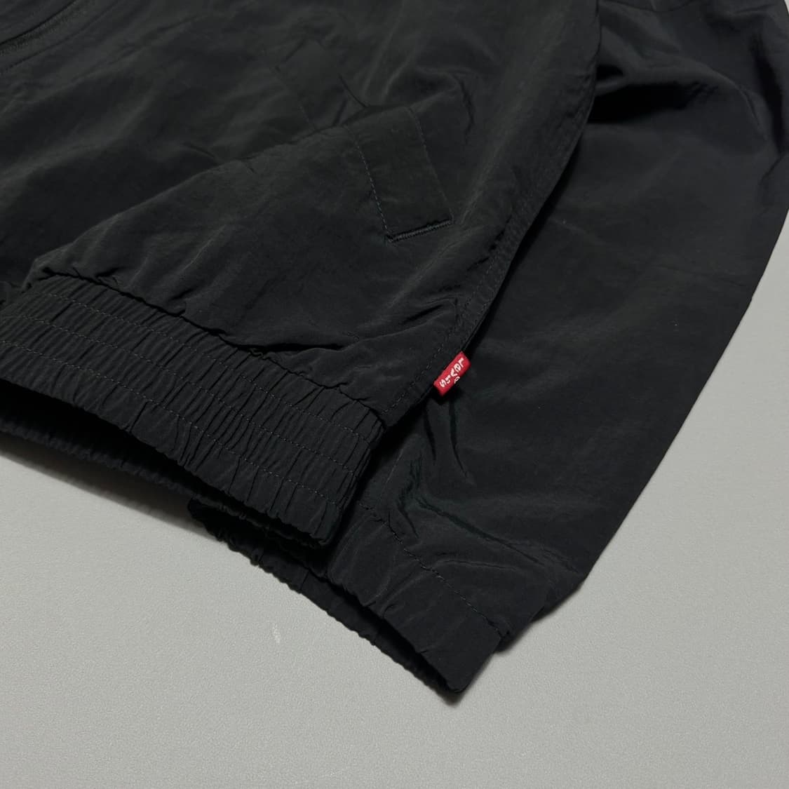 리바이스(Levi's) 블랙컬러 양면 프린트 로고 나일론 윈드브레이커 상품이미지5