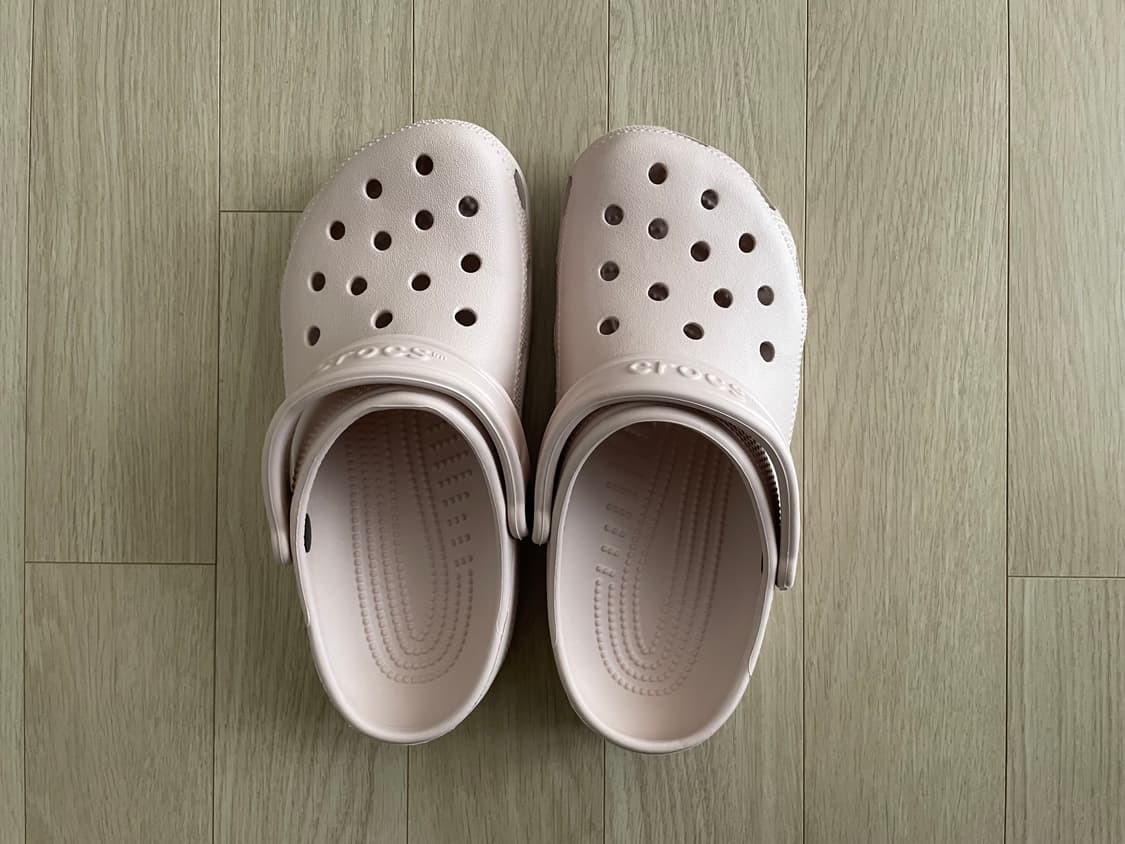 크록스 클래식 240 쿼츠 딸기우유 / 2회 착용 중고  상품이미지1