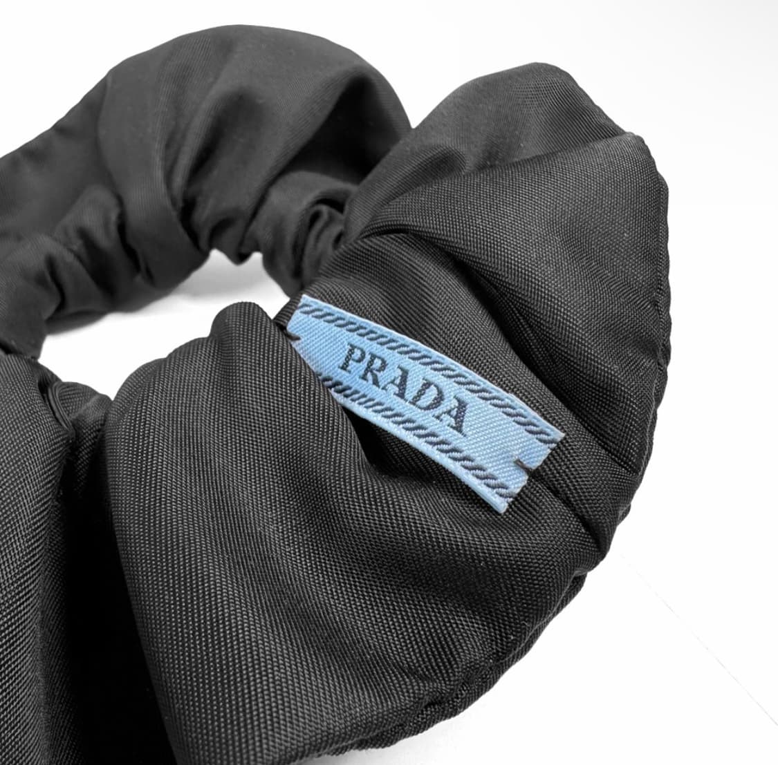 [OS] 프라다 여성 리나일론 삼각로고 스크런치 헤어 밴드 슈슈 블랙 상품이미지6
