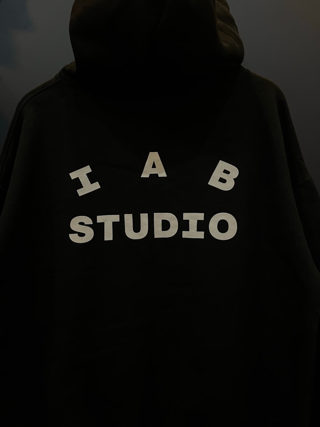 IAB STUDIO 아이앱 스튜디오 블랙 후드티 상품이미지3