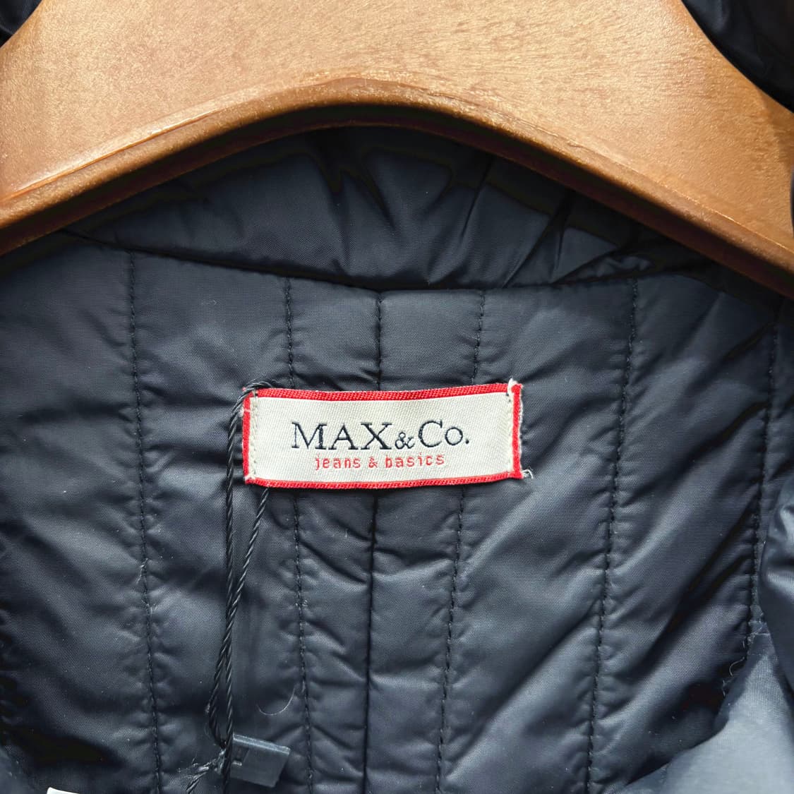 막스앤코 라이트 웨이트 후드 패딩 코트 허리 밑단 스트링 디테일 블랙 상품이미지7