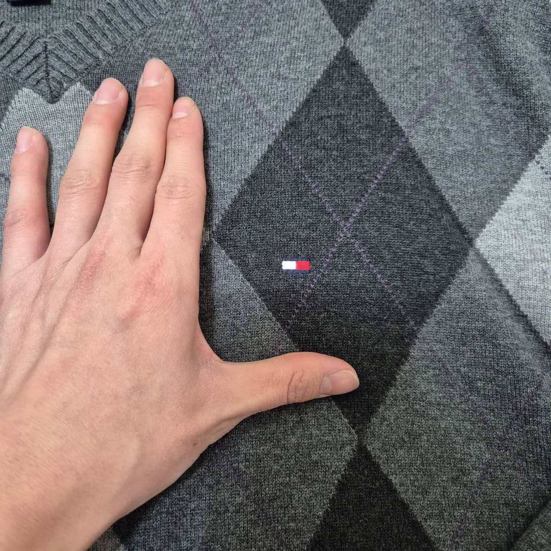 타미힐피거 미니 플래그 아가일 패턴 브이넥 니트 L(100) 상품이미지5