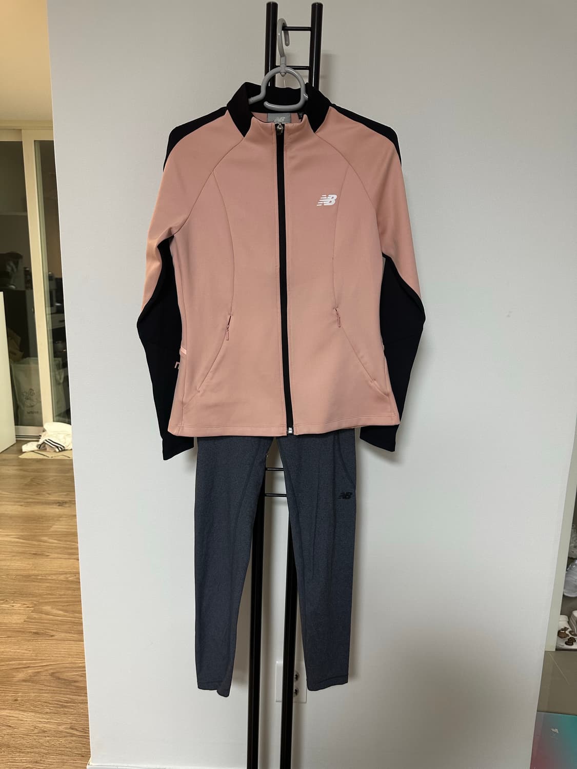뉴발란스 여성 어반트랙 트레이닝 집업+레깅스 -S사이즈 상품이미지2