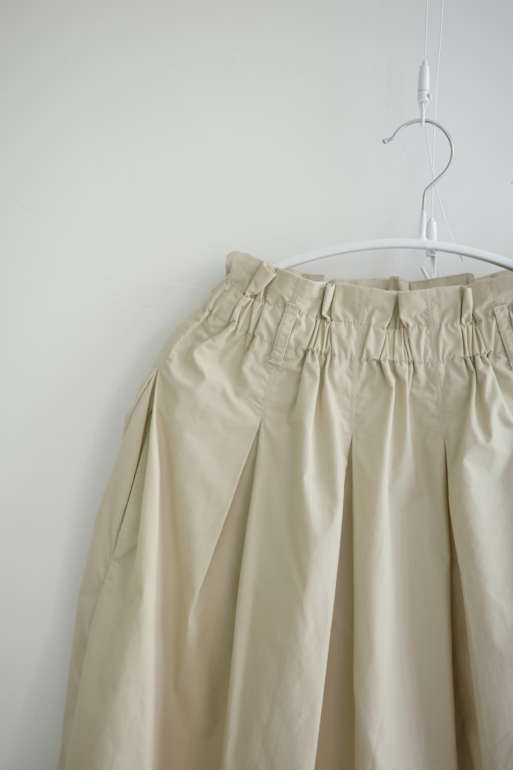 uniqlo 
• 베이지 핀턱 스커트 상품이미지6