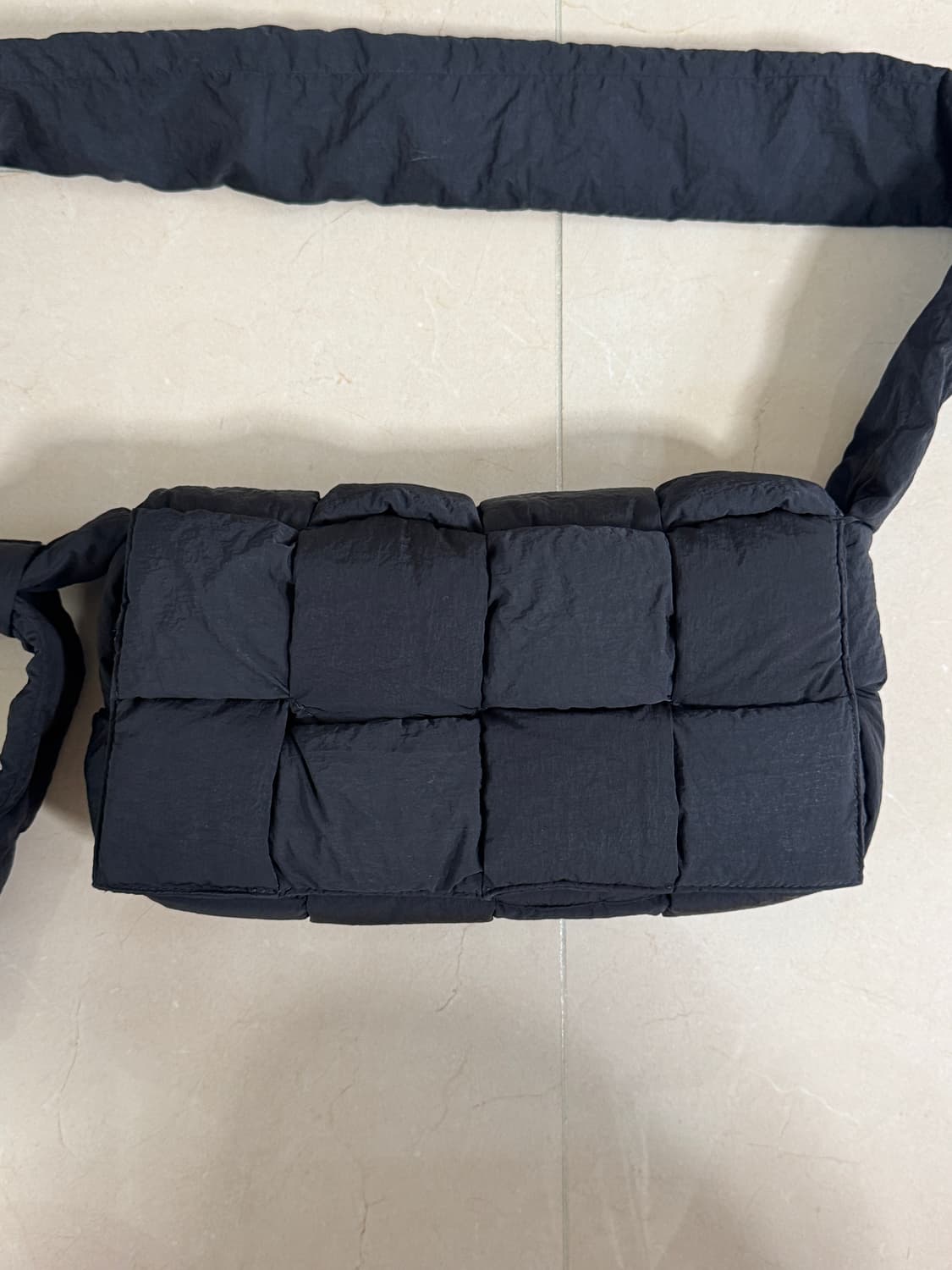 보테가베네타 패디드 테크 카세트백 블랙색상 판매합니다. 상품이미지1