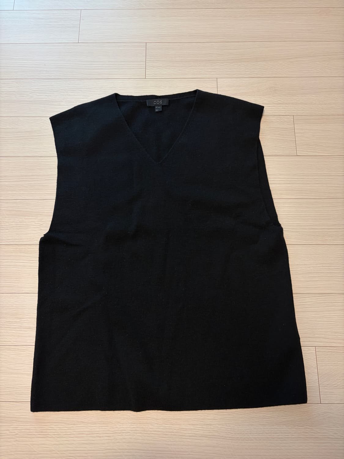 COS 울 클린 컷 브이넥 베스트 상품이미지3