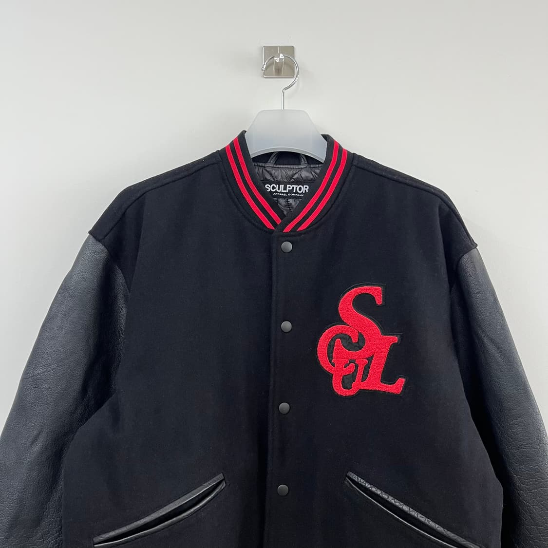 스컬프터 SCULPTOR 울 모노그램 블랙 바시티 자켓 상품이미지4