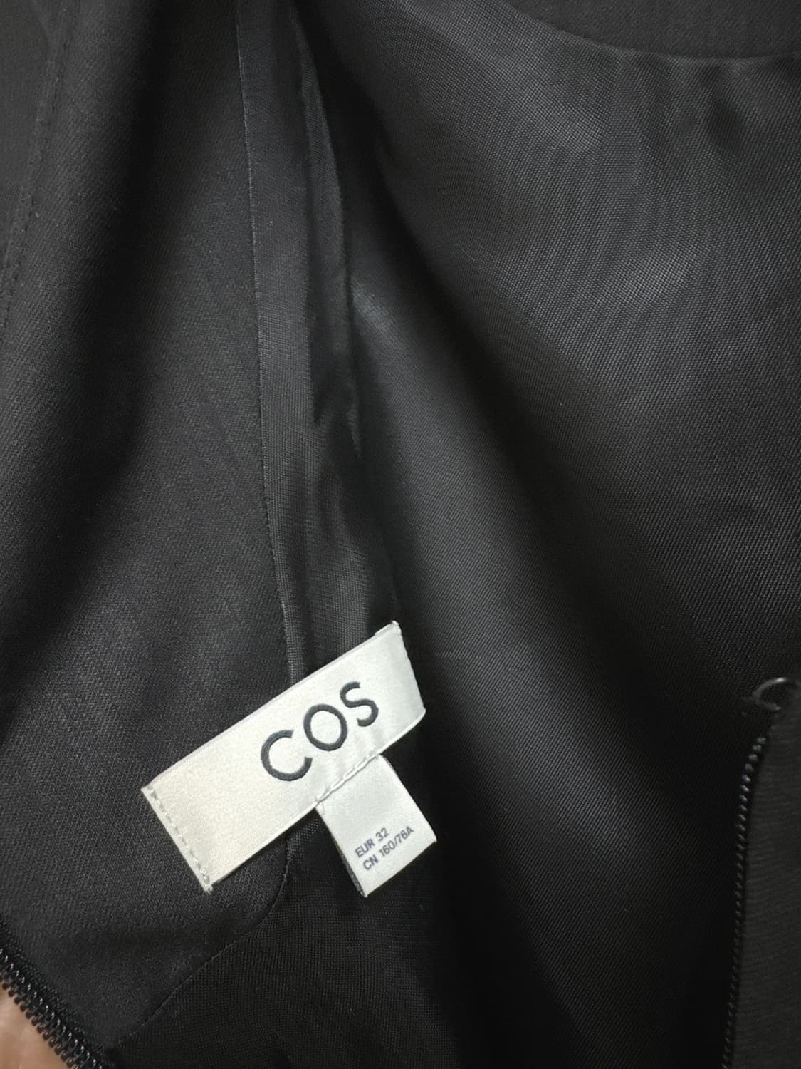 코스 백 드레이프 블랙 원피스 상품이미지9