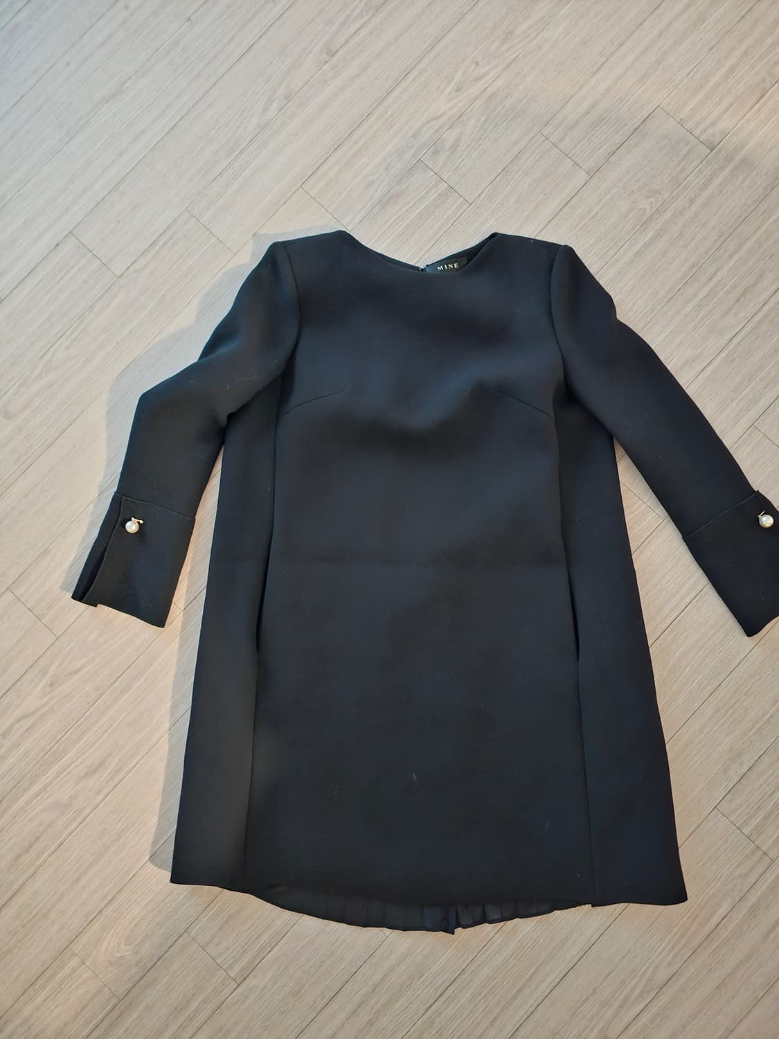한섬 마인(MINE) 블랙 울 플리츠 원피스 상품이미지2