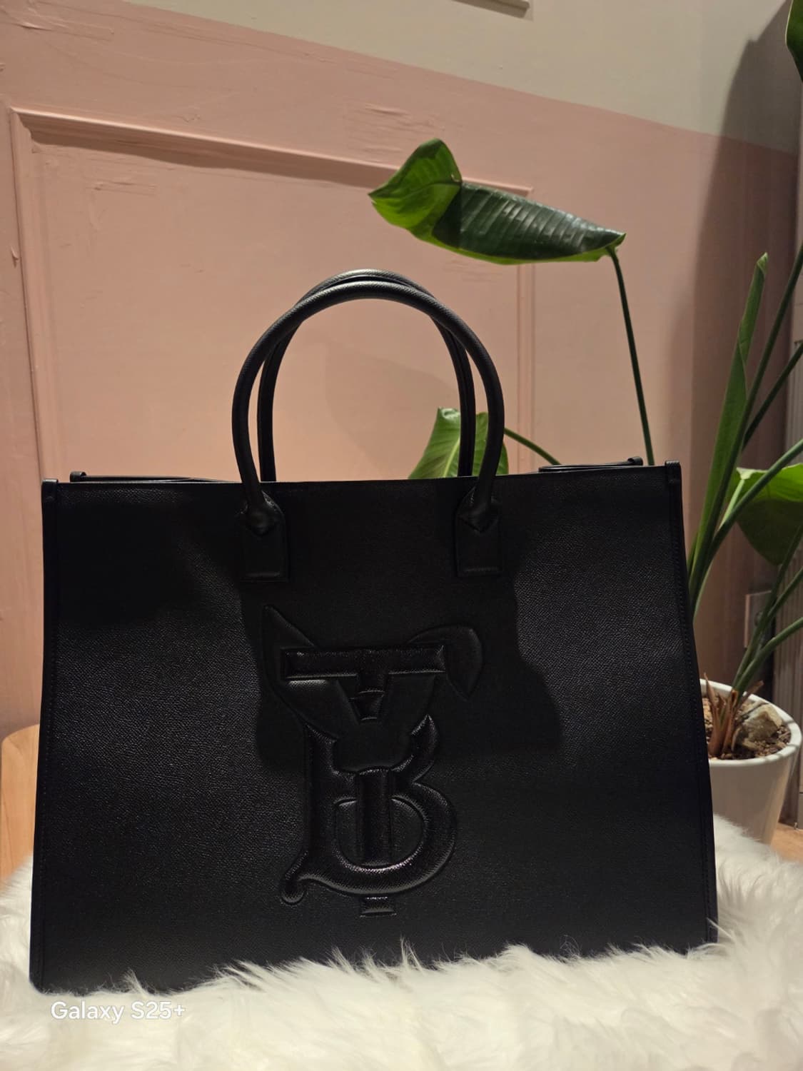 버버리 래빗 모노그램 모티프가죽 숄더백 토끼해 에디션 상품이미지6