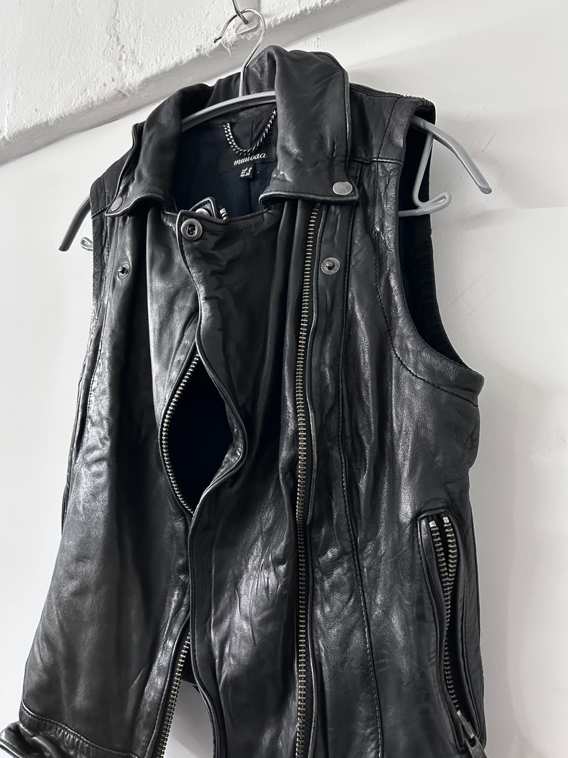Muubaa Artisanal Diagonal Leather Vest 상품이미지6