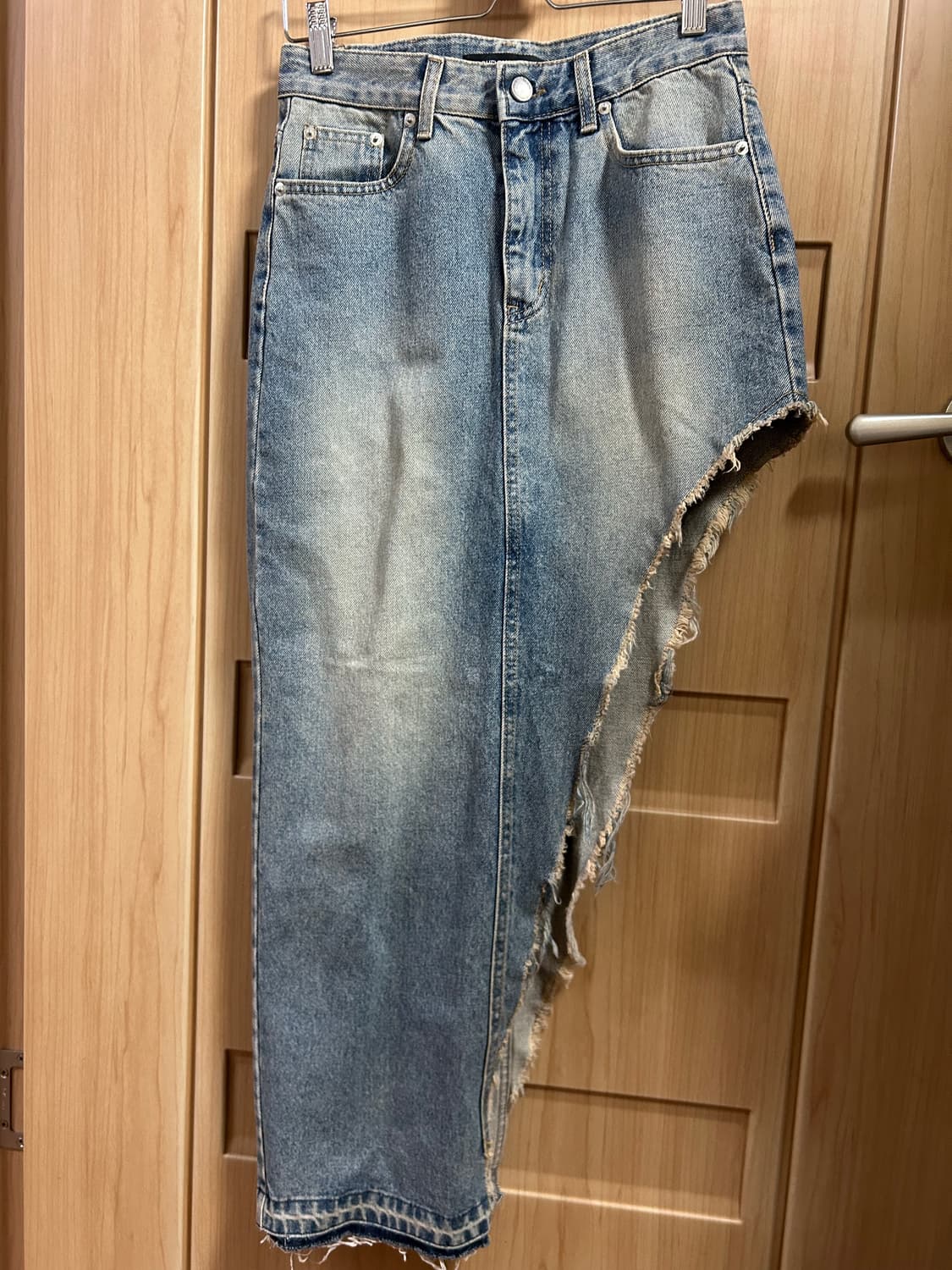 보헤미안서울 커브드 커팅 데님 스커트 상품이미지5