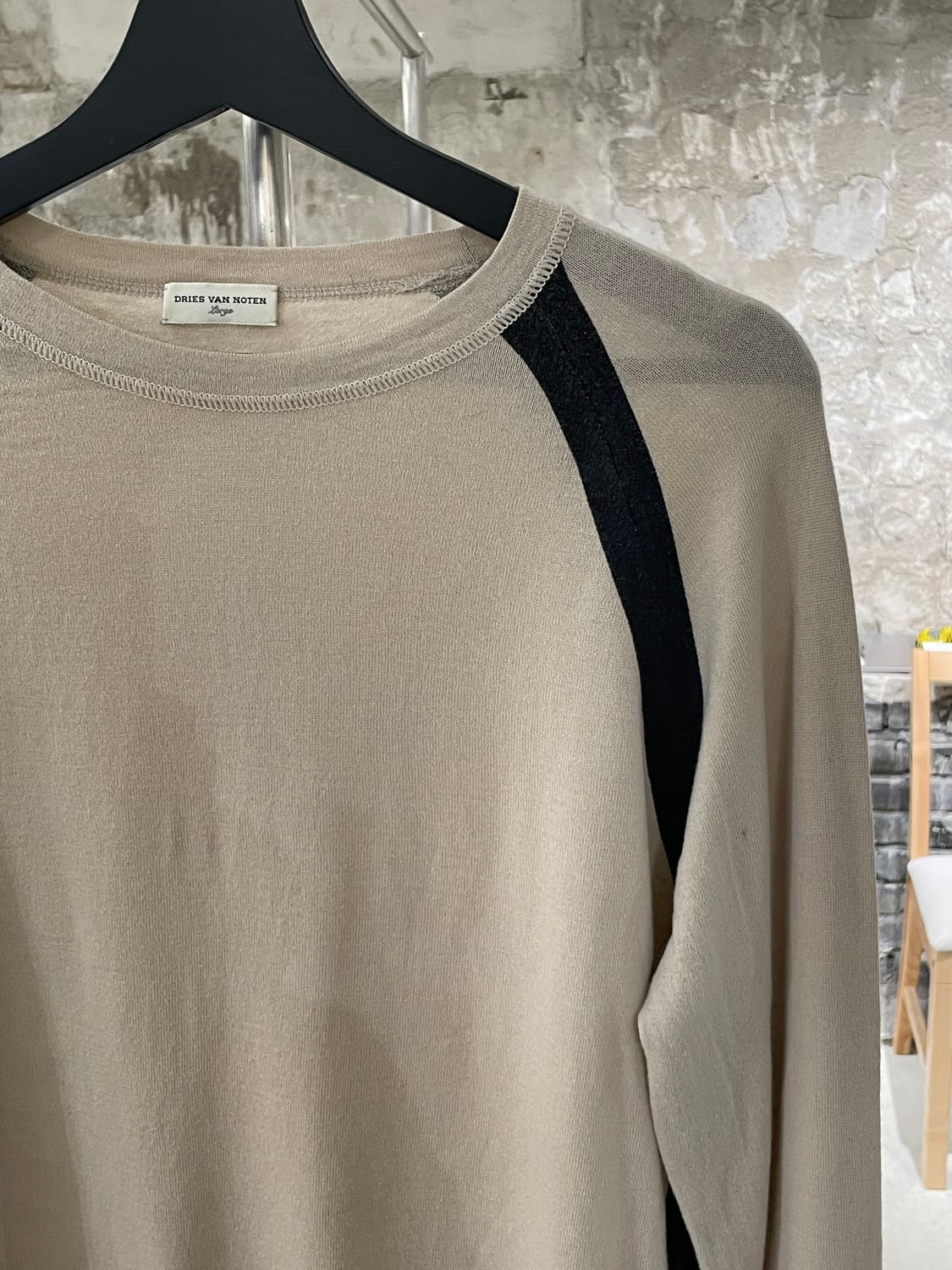 드리스 반 노튼 라이트 베이지 패널 돌먼 슬리브 씬 니트 상품이미지3