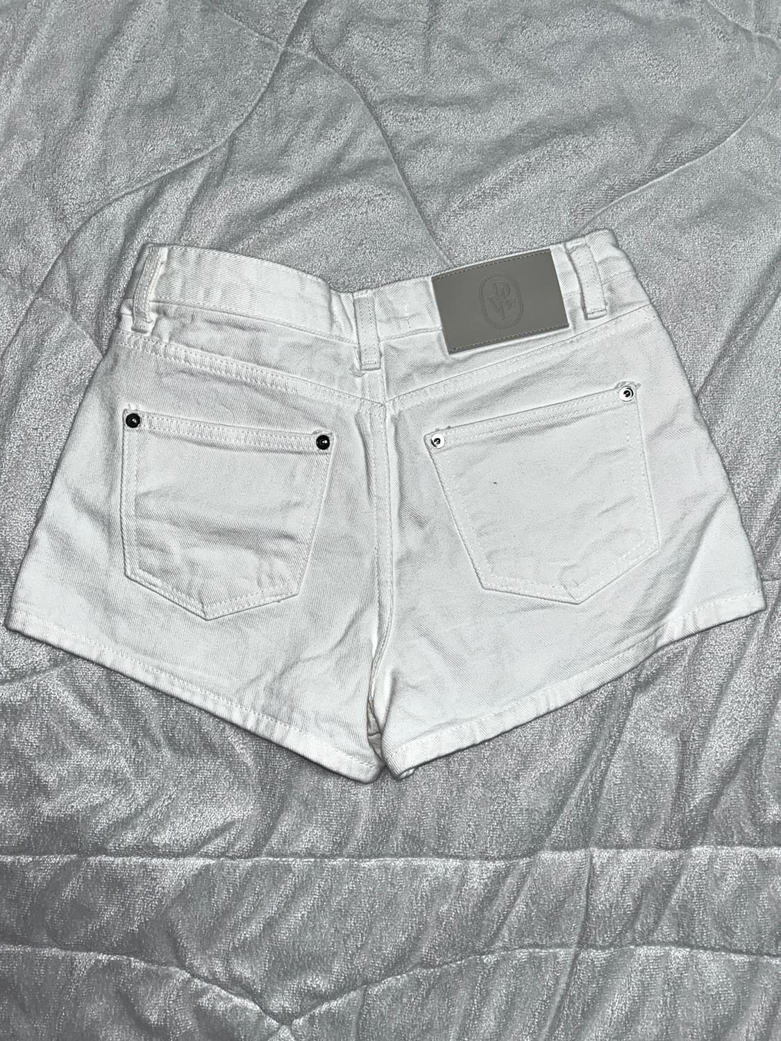 y2k 화이트 메탈 스터드 장식 로우라이즈 코튼 숏팬츠 상품이미지2