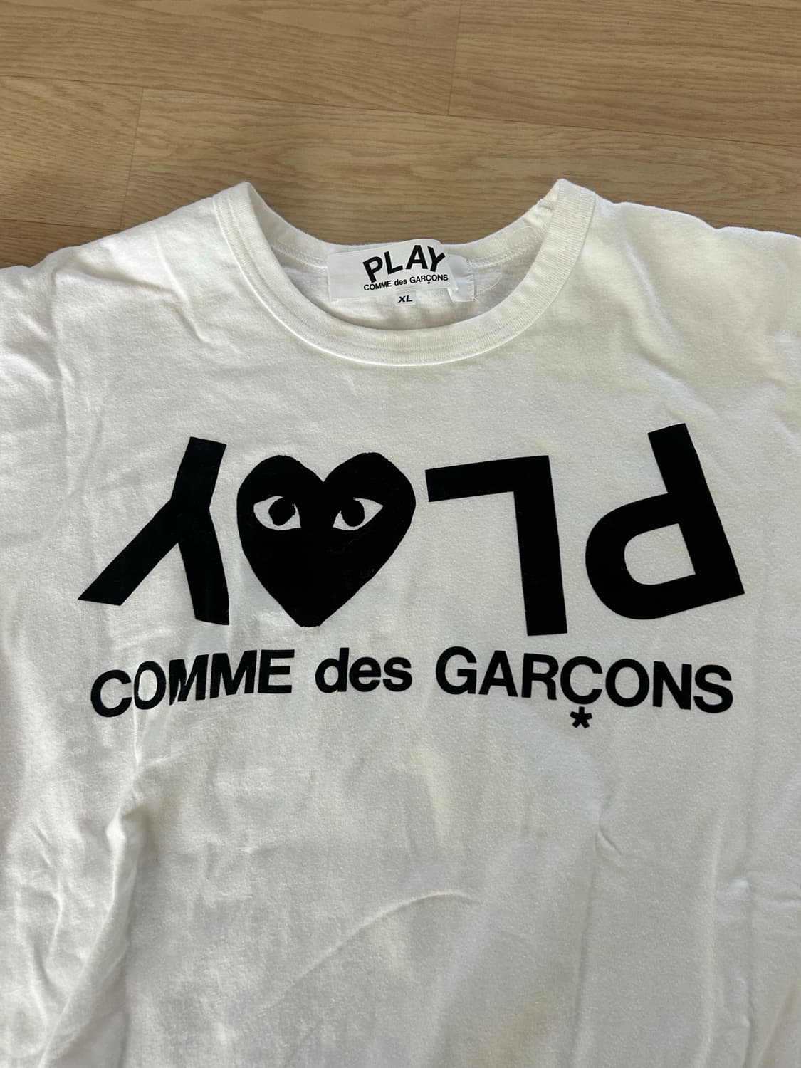 플레이 꼼데가르송 리버스 로고 티셔츠 화이트 상품이미지3