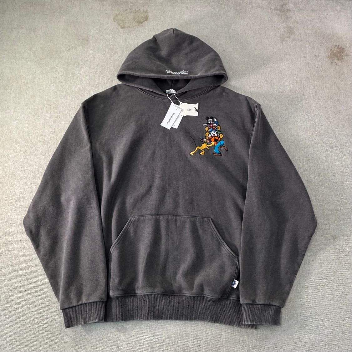 105 디스이즈네버댓 X 디즈니 챠콜 후드티 상품이미지1
