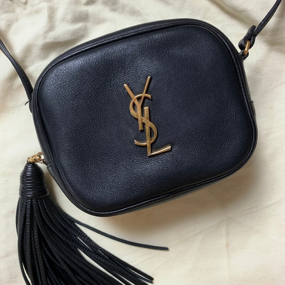 정품) 생로랑 YSL 블랙 레더 모노그램 태슬 블로거 미니 크로스백 금장 상품이미지1
