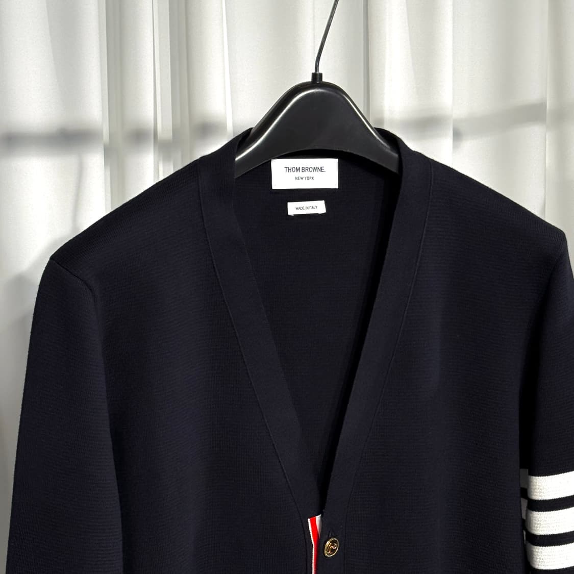 25FW 톰브라운 밀라노 스티치 사선완장 가디건 골드 3사이즈 상품이미지3