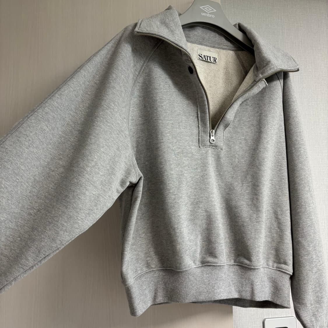 SATUR 세터 로고 하프집업 스웻셔츠  상품이미지8