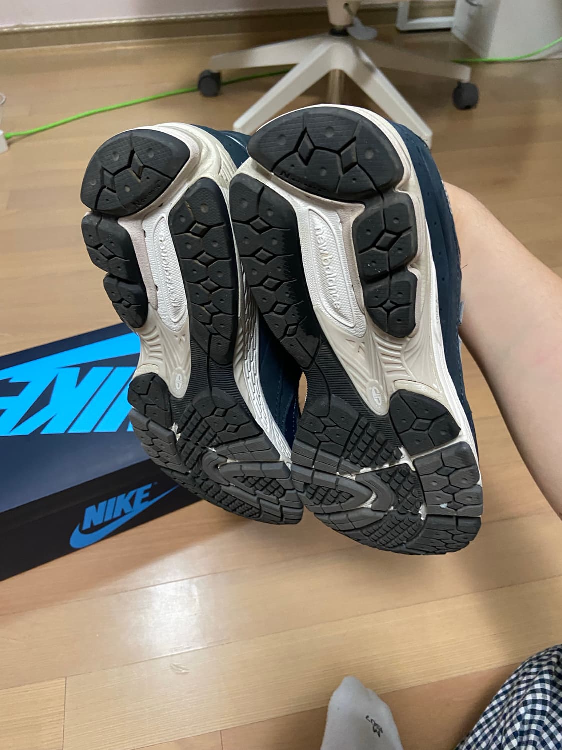 뉴발란스 2002r 프리미엄 빈티지 네이비 265 상품이미지4