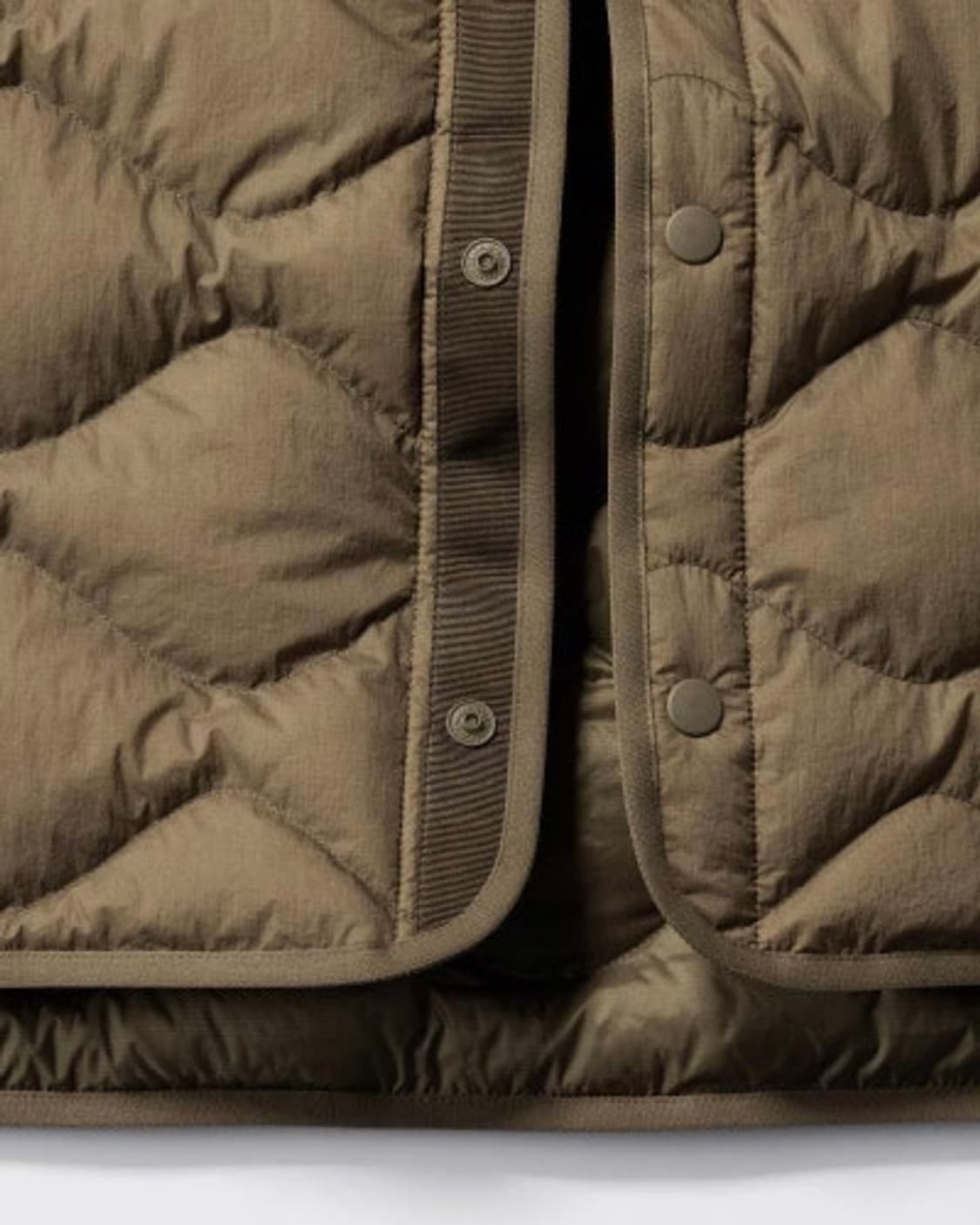 유니클로 화이트마운티어링 하이브리드 다운 23FW 상품이미지3