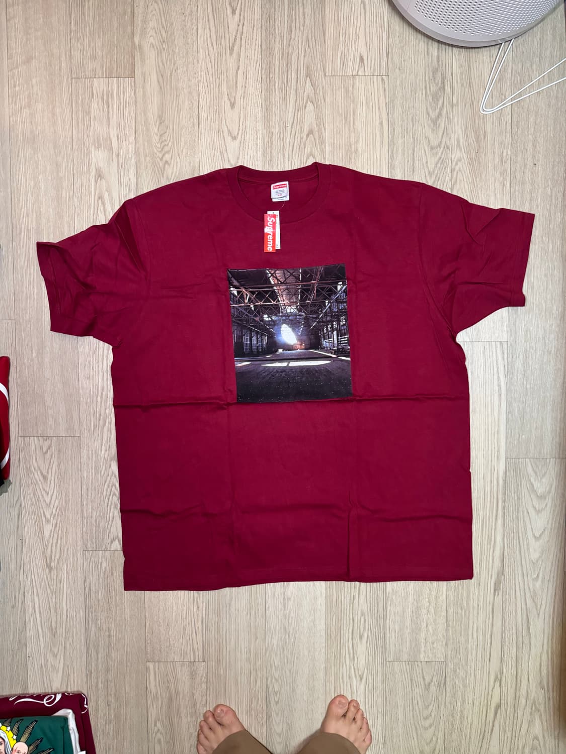 슈프림 24FW 데이즈 앤드 티셔츠 카디널  상품이미지1