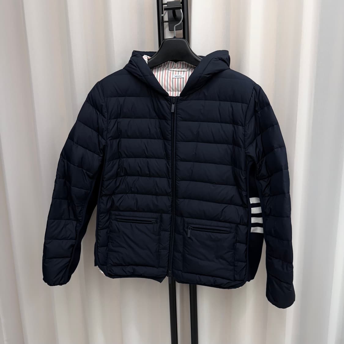 [신상/2] 톰브라운 옆 사선 후드 경량패딩 상품이미지1