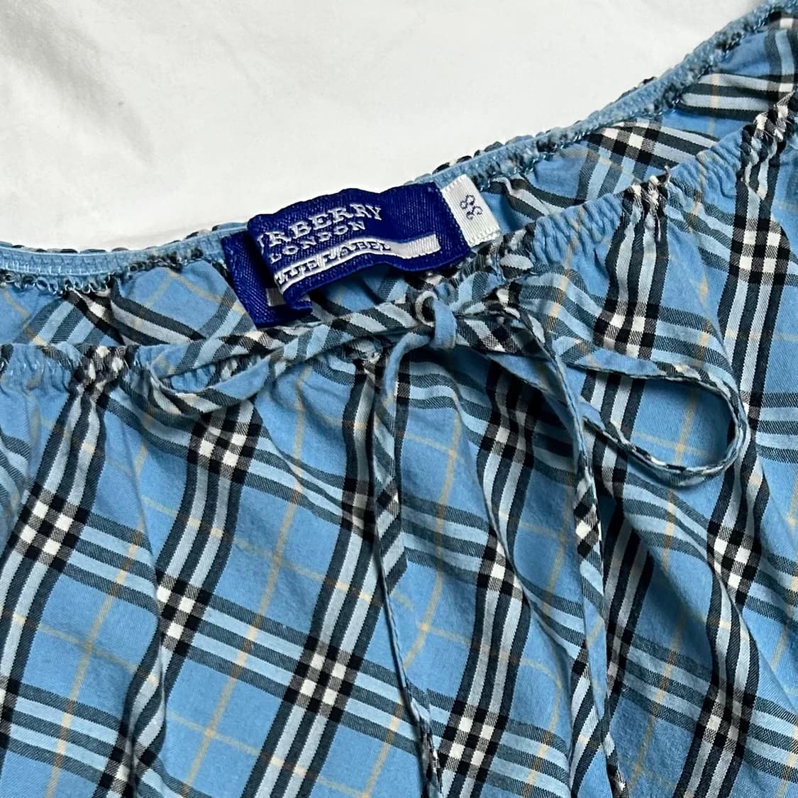 희귀) 버버리 블루라벨 오프숄더 리본 셔링 블루 탑 슬리브리스 나시 y2 상품이미지3