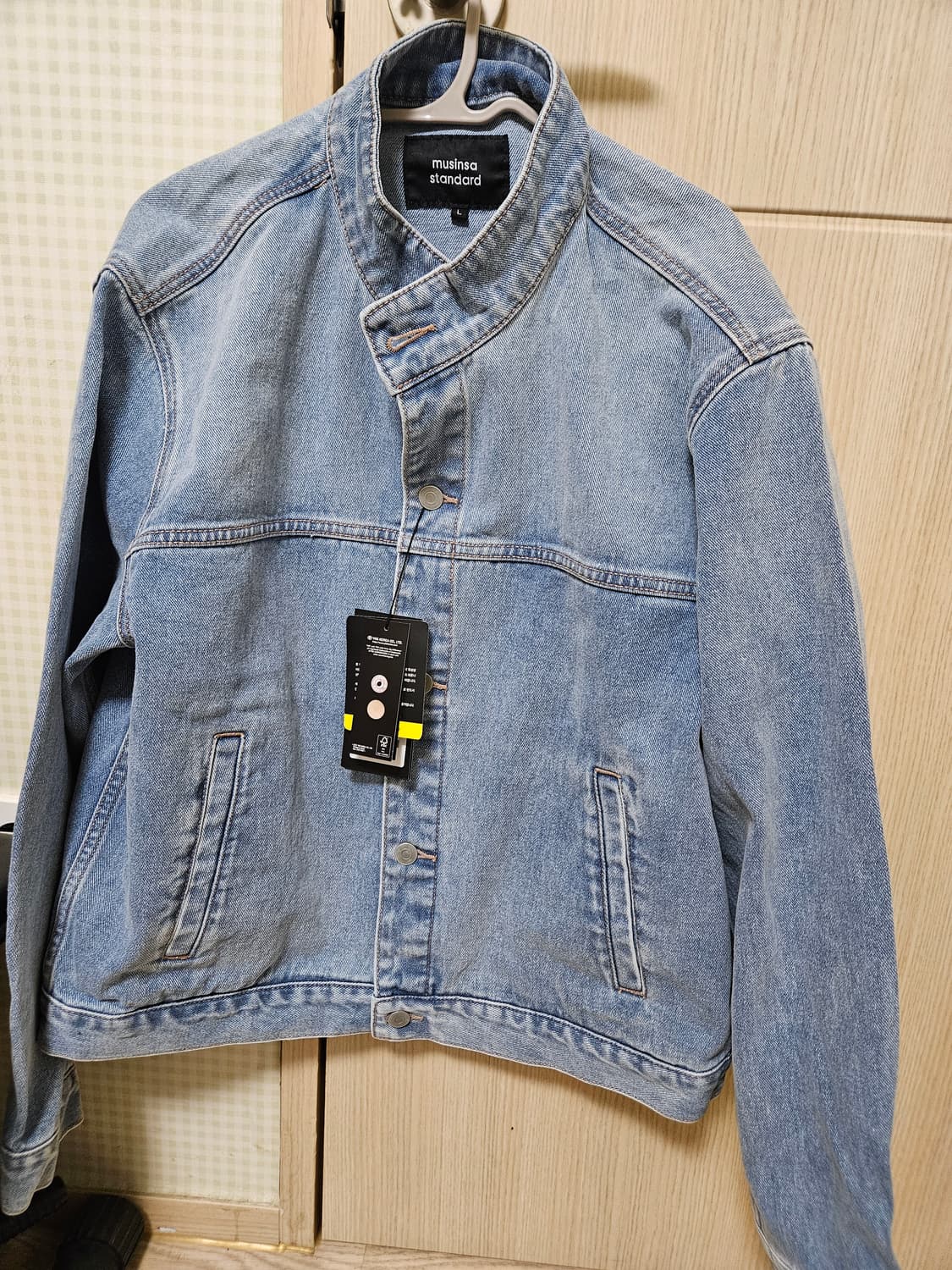 무탠다드 릴렉스드 스탠드 칼라 데님 트러커 재킷 판매합니다! 상품이미지3