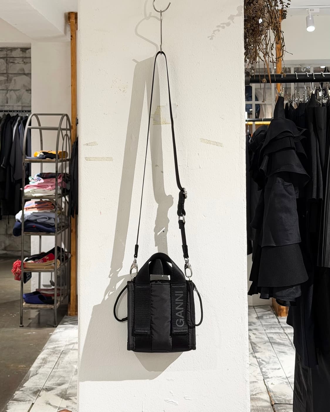 가니 블랙 24ss 로고 스트랩 미니 테크 토트백 상품이미지2