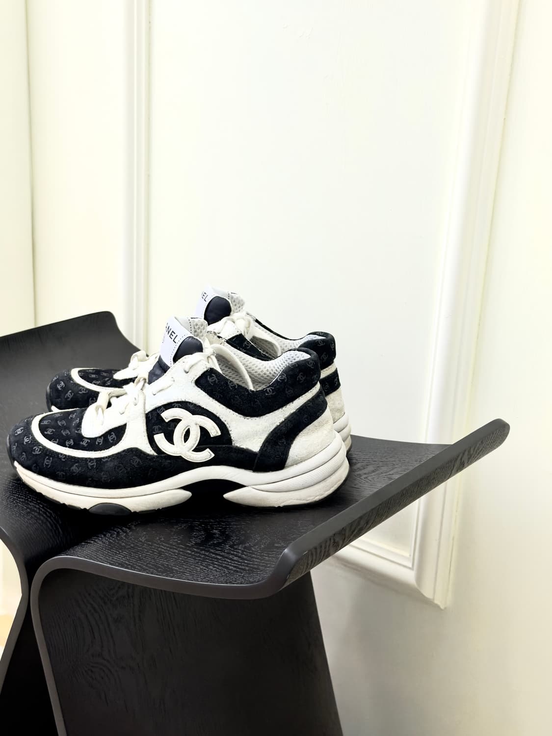 샤넬 [크루즈컬렉션] CC 로고 벨벳 스니커즈 (230) 상품이미지2