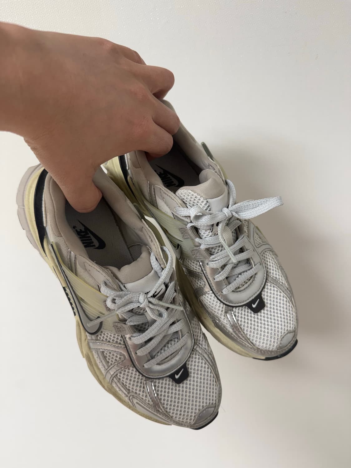 나이키 V2K 런 서밋 화이트 메탈릭실버 235 size 상품이미지1