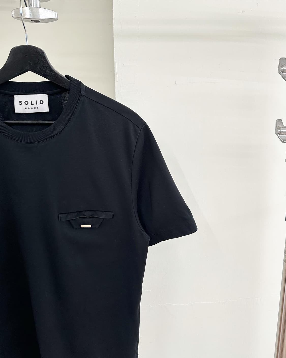 솔리드옴므 블랙 포켓 코튼 하프티  상품이미지4