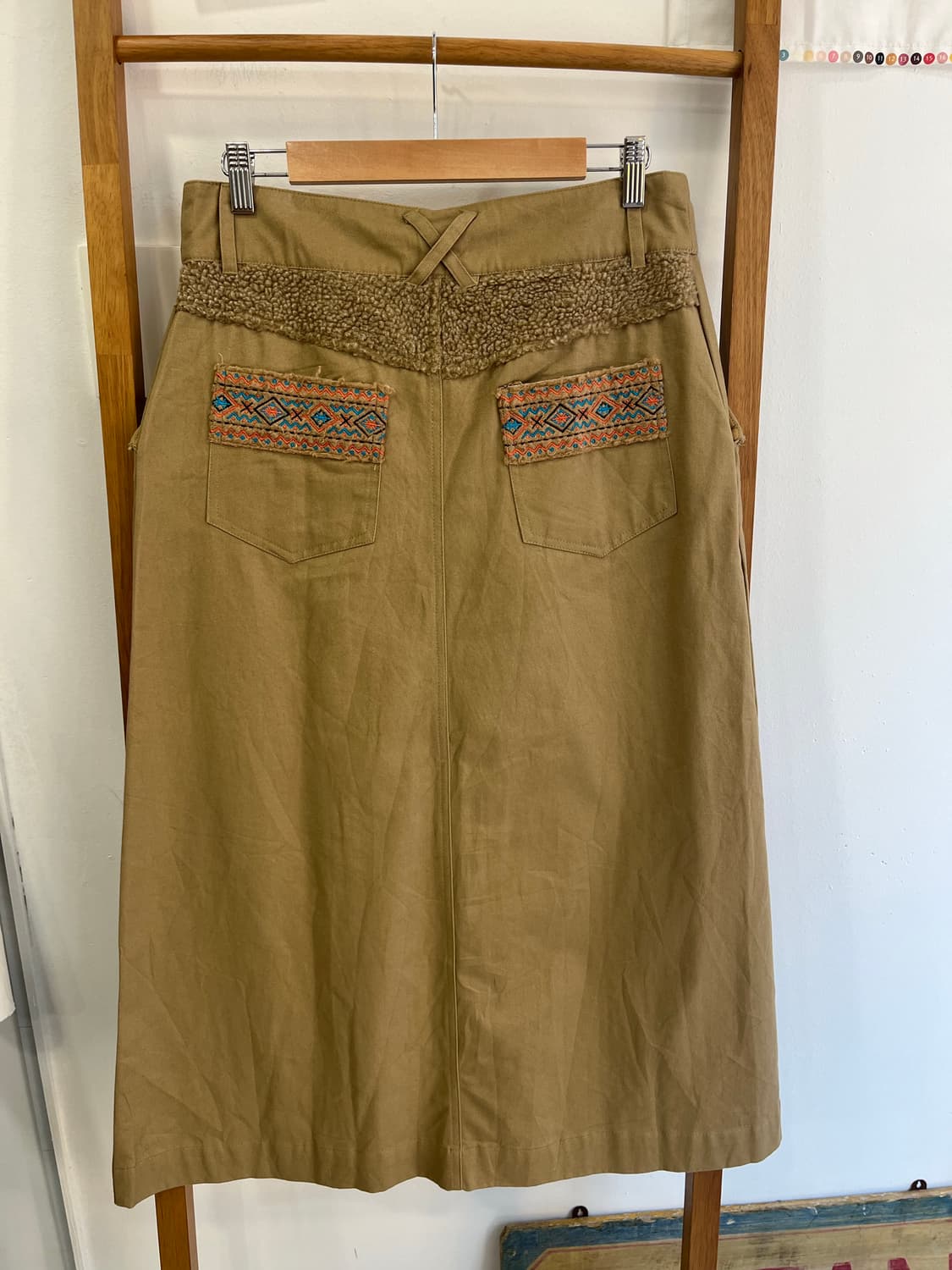 티티카카(TITICACA) 에스닉 자수 보아 서스펜더 롱스커트 상품이미지4