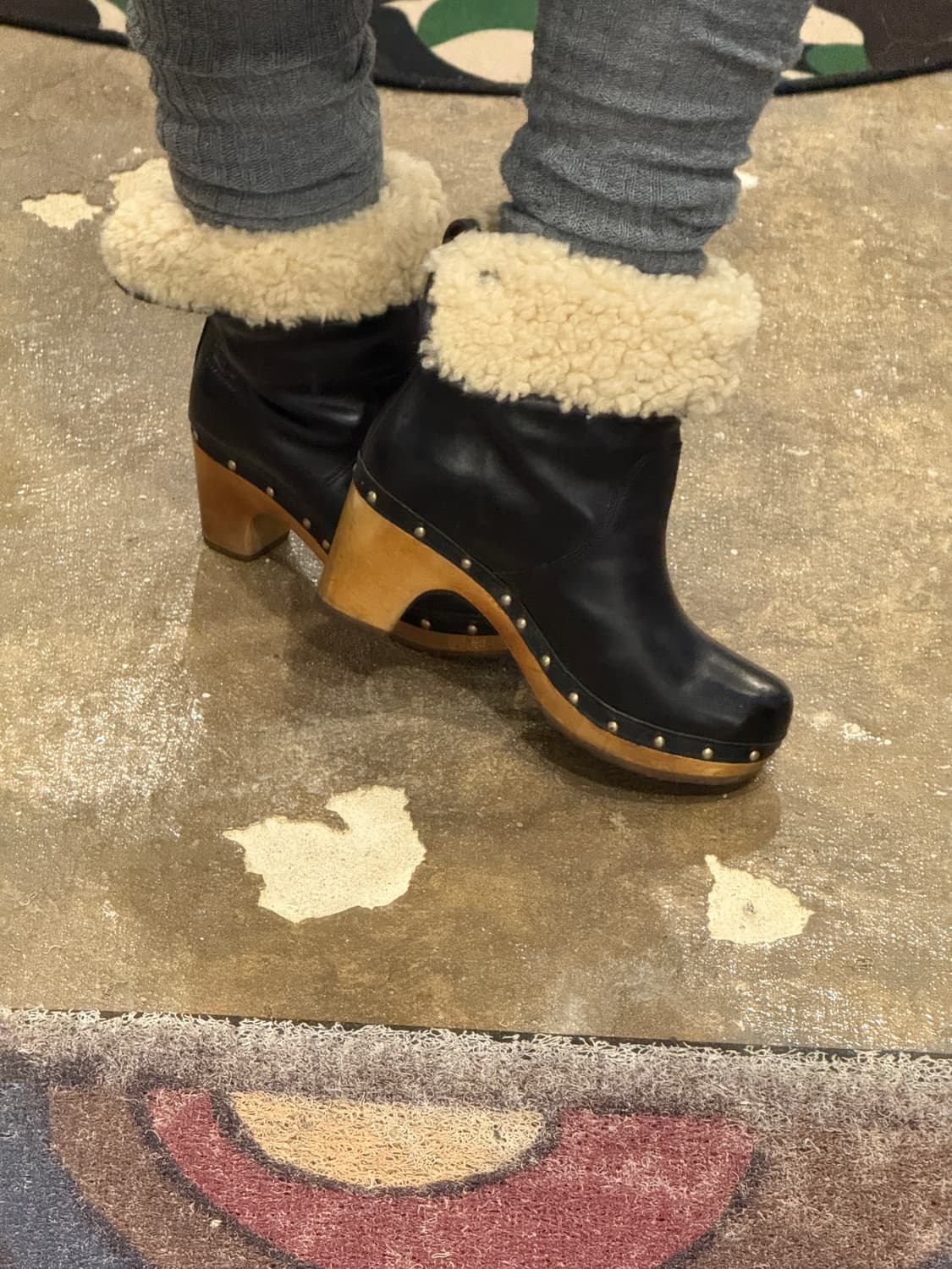 UGG Australia Lynnea 블랙 가죽 부츠 상품이미지3