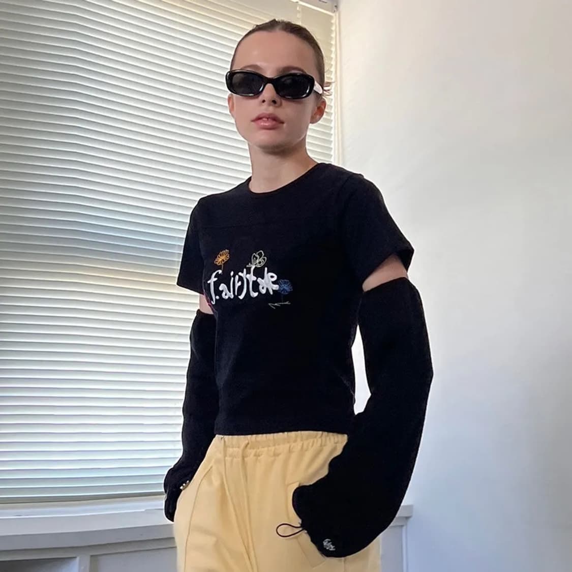 페어리테일이즈데얼 가든 자수 크롭 반팔티 블랙 상품이미지1