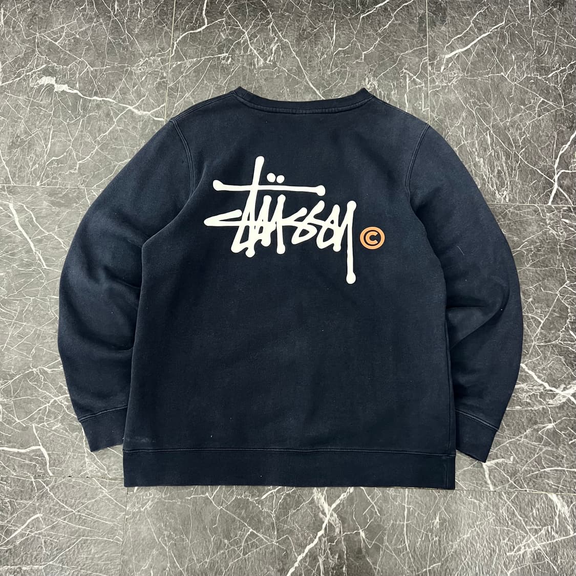 스투시 베이직 스탁로고 맨투맨 상품이미지1