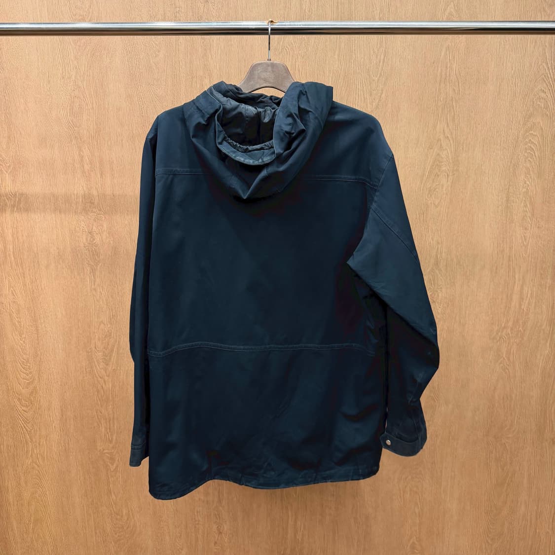 파타고니아 후드 아웃도어 자켓 로고 패치 지퍼 포켓 절개 디테일 블랙 상품이미지3