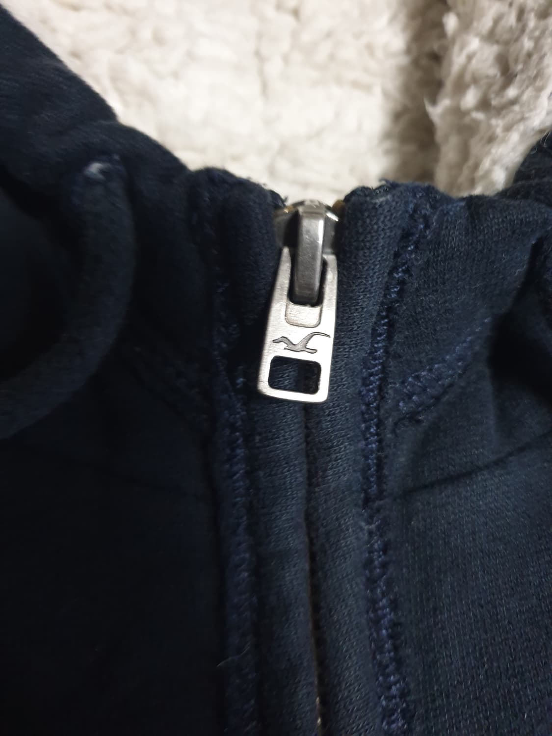 (빈티지) 홀리스터 딱붙핏 레터링 패치 양털안감 후드집업 네이비 (XS) 상품이미지3