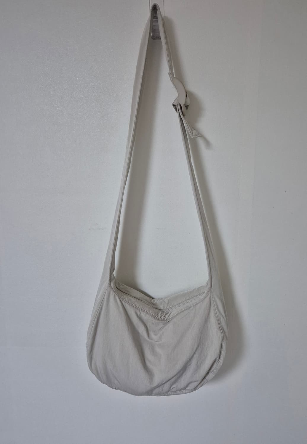 코스 COS 나일론 크로스바디 새들백 라이트그레이 상품이미지1