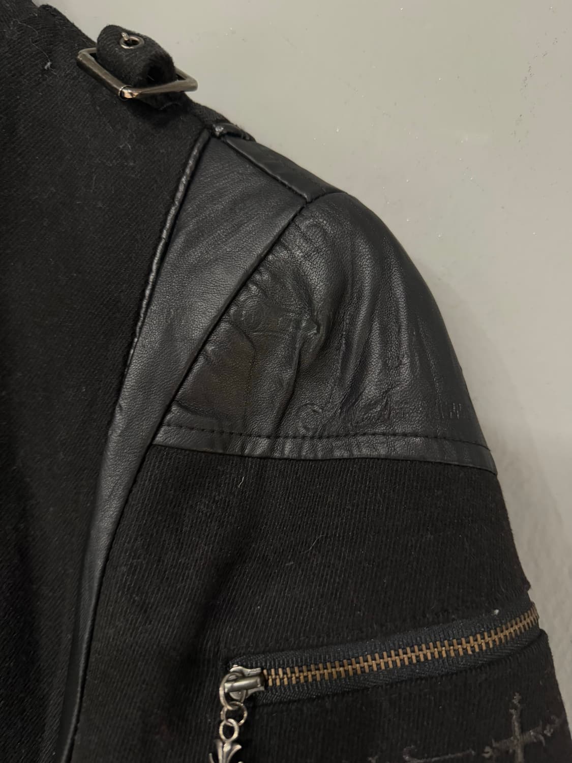 Ozz Croce 벨티드 디테일 레더 포인트 하이넥 자켓 상품이미지9