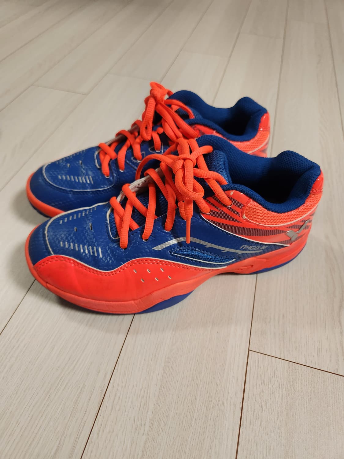 빅터 배드민턴화 사이즈230


여러 중고사이트에도 같이 판매하고 있어서 상품이미지1