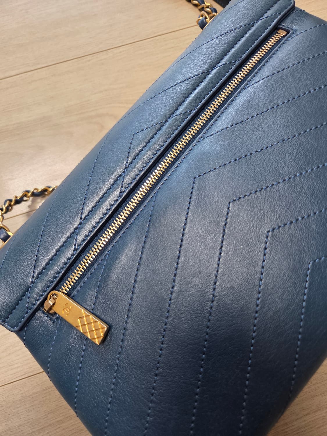 샤넬 쉐브론 브이 스티치 3단 플립백 상품이미지6