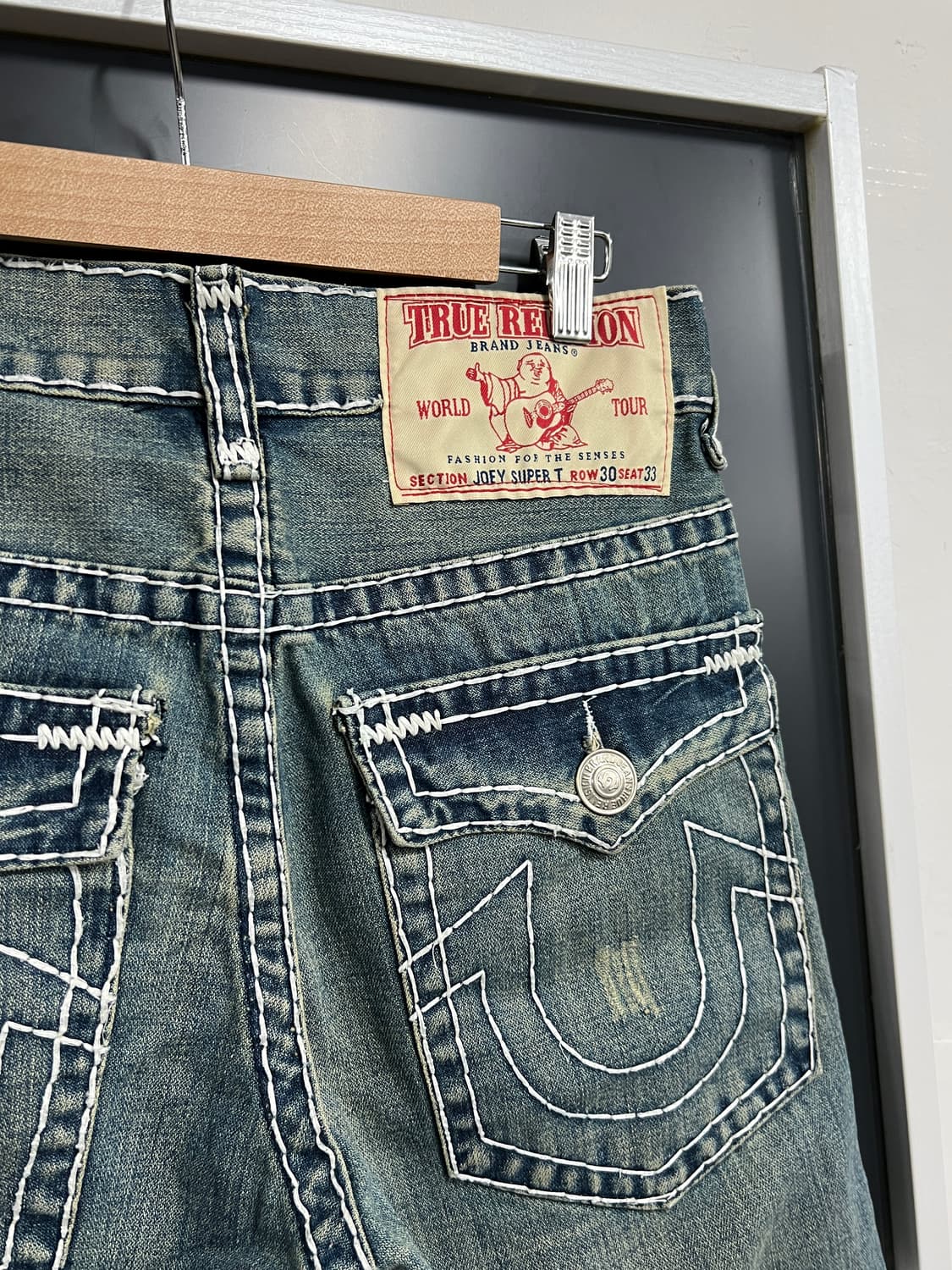 TrueReligion트루릴리젼 조이 슈퍼 T 스티치 부츠컷  데님 팬츠 상품이미지2