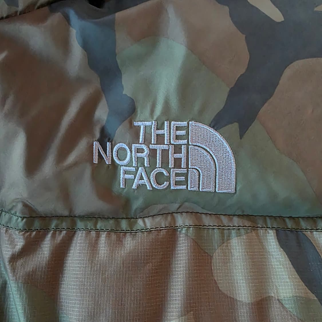 민트급 일본판 노스페이스 700 눕시 패딩조끼 카모 XL(105~110) 상품이미지4