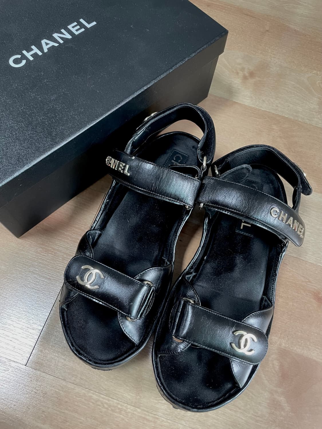가격내림) 샤넬 블랙 벨크로 샌들 39 상품이미지1