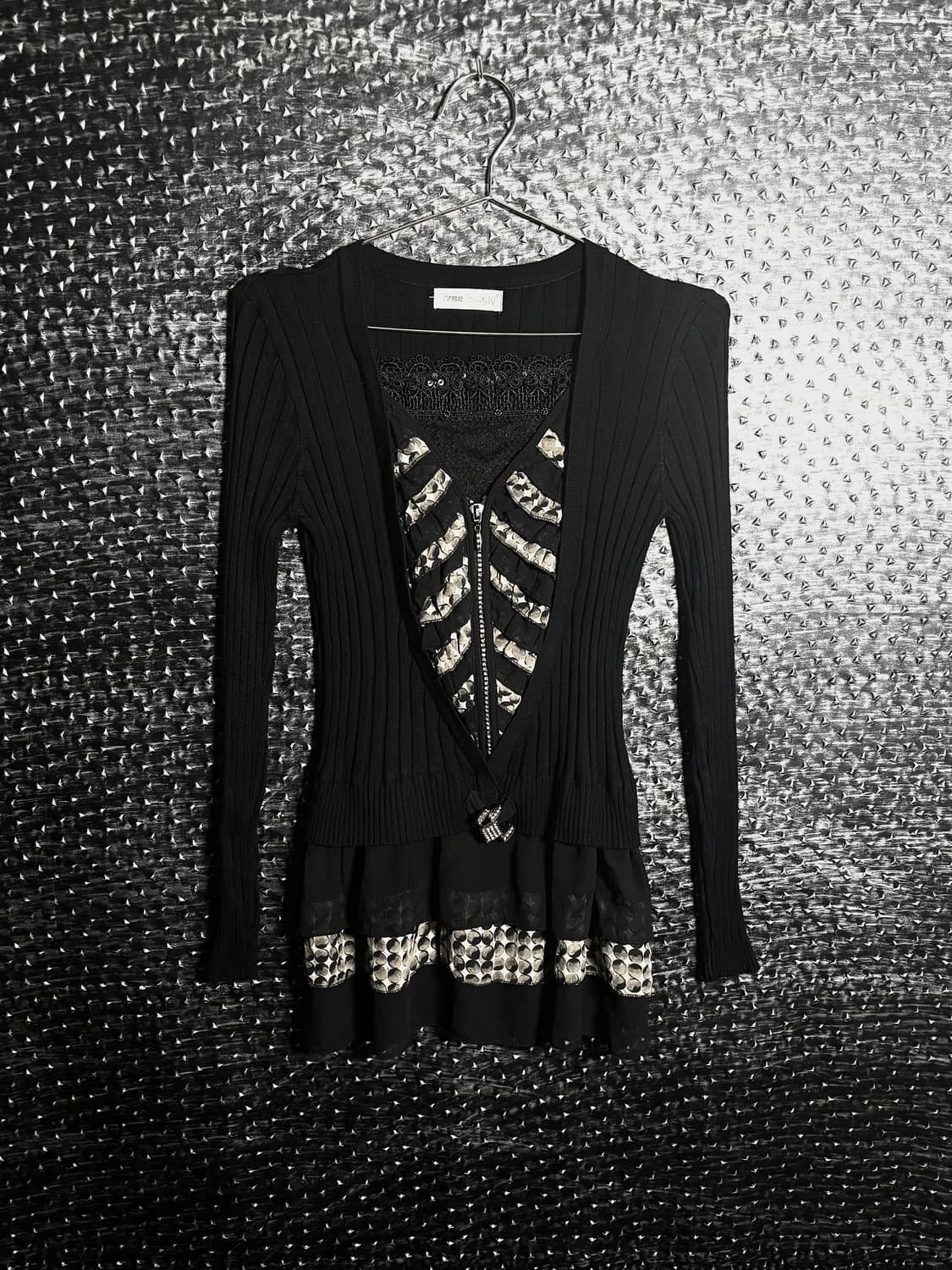 Three is ugly 레이스 트리밍 니트탑 상품이미지1