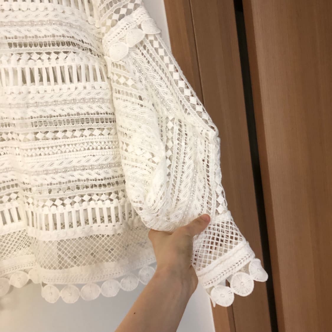 이자벨마랑 펀칭 뜨개 레이스 아일렛 벌룬 퍼프 네트 블라우스 시스루 상품이미지4