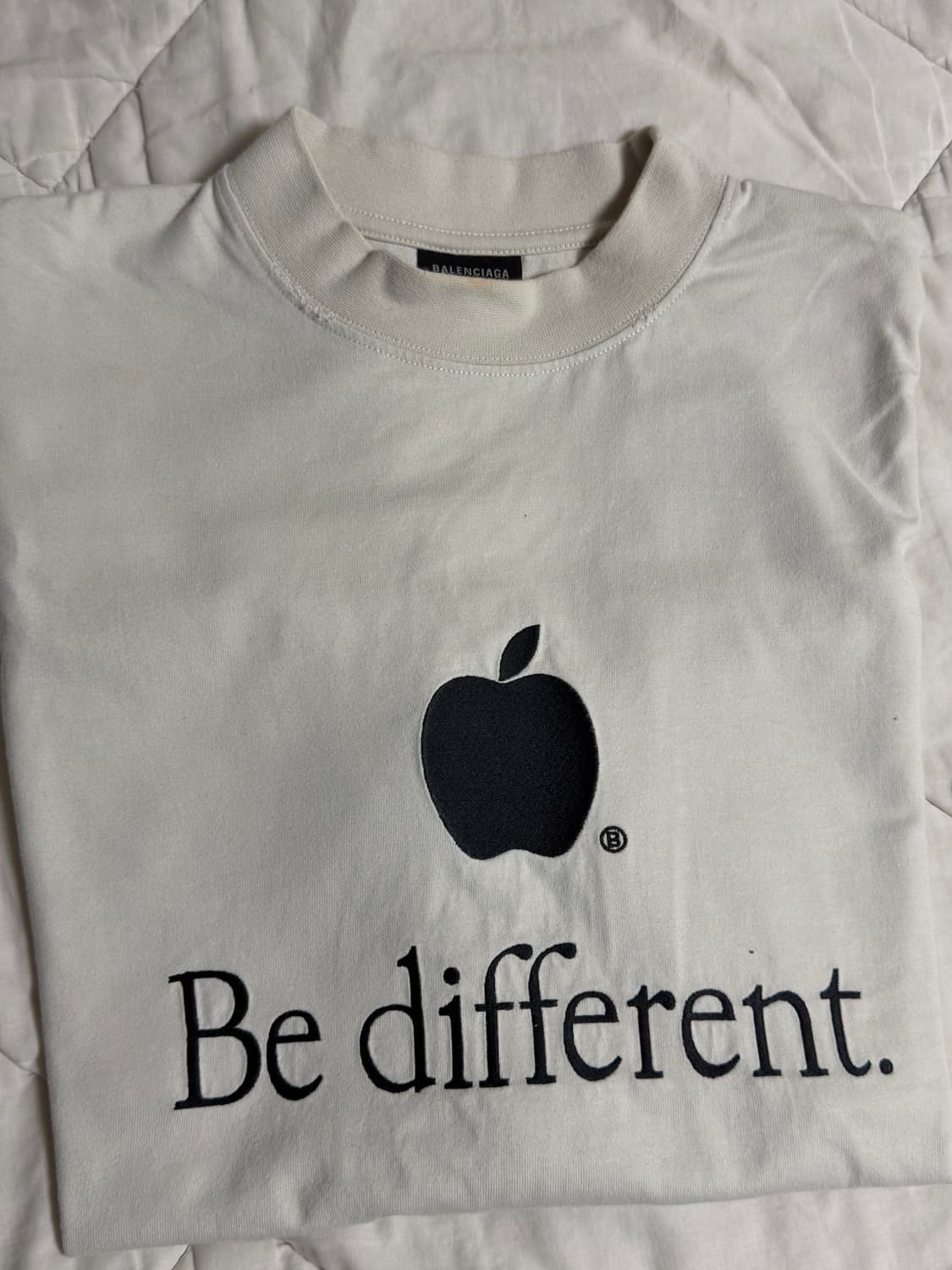 발렌시아가 애플 Be different 반팔 1사이즈 상품이미지1